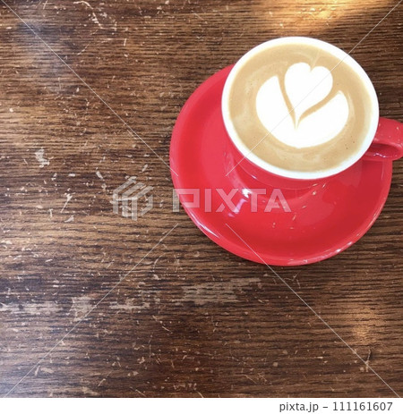 赤いマグカップに入ったコーヒー 111161607