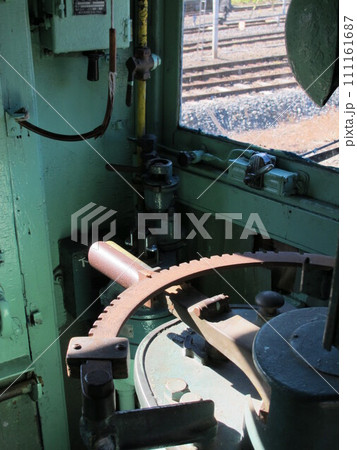 古い電気機関車のコントロールレバー 111161687