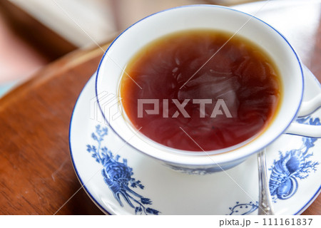 ティーカップに注がれた紅茶 111161837