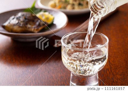 冷酒を注ぐ 111161857