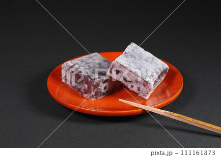 皿に盛ったきんつばとクロモジ 111161873