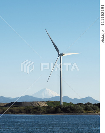秋空の天竜川河口砂洲から風車越しに富士山を望む 111162191