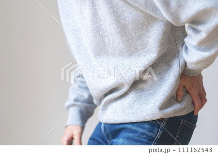 腰痛の男性 ボディパーツ 顔なし 腰痛の男性 ボディパーツ 顔なし 111162543