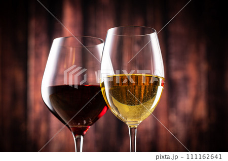 レストランでワインを飲む  111162641
