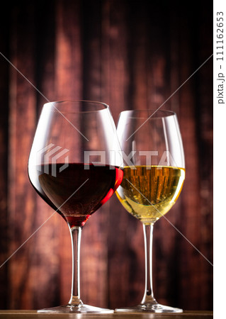 レストランでワインを飲む
レストランでワインを飲む
111162653