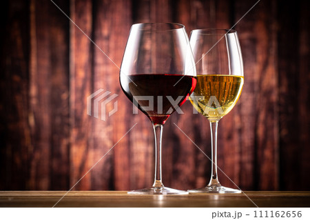 レストランでワインを飲む  111162656