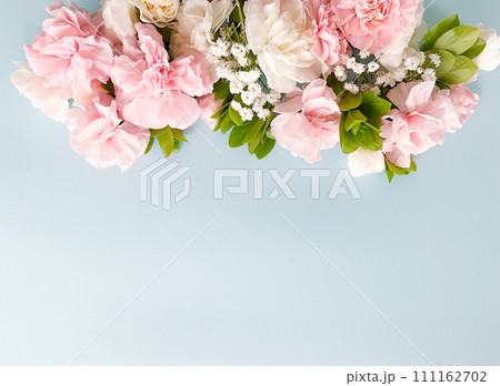 Close up photo of a bouquet of pink and white 111162702