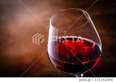 揺れる赤ワイン 111162846