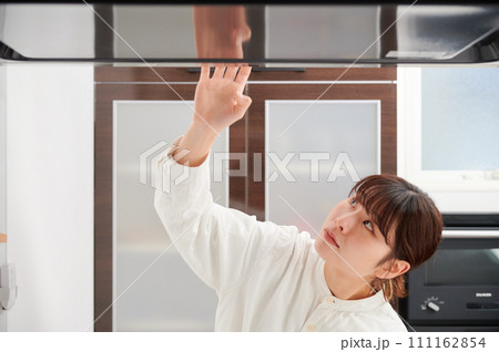 換気扇を操作する女性 掃除 レンジフード 換気扇を操作する女性 掃除 レンジフード 111162854