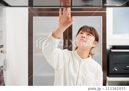 換気扇を操作する女性　掃除　レンジフード 111162855