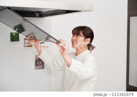 レンジフードを掃除する女性　換気扇　キッチン 111162874