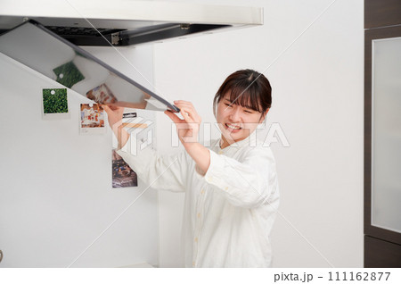 レンジフードを掃除する女性 換気扇 キッチン レンジフードを掃除する女性 換気扇 キッチン 111162877