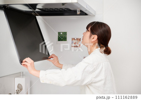 レンジフードを掃除する女性 換気扇 キッチン レンジフードを掃除する女性 換気扇 キッチン 111162889