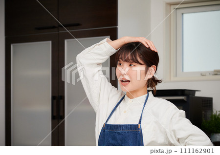 キッチンで驚く女性 忘れる 失念 忘却 キッチンで驚く女性 忘れる 失念 忘却 111162901