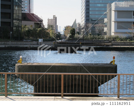 東京都江東区塩浜の豊洲運河に残る深川線橋台跡 111162951