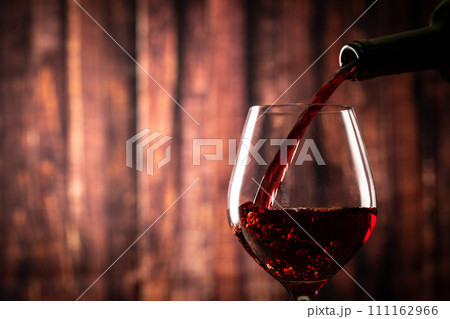 赤ワインを注ぐ 111162966