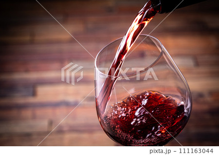 赤ワインを注ぐ 赤ワインを注ぐ 111163044