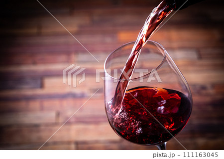 赤ワインを注ぐ 111163045