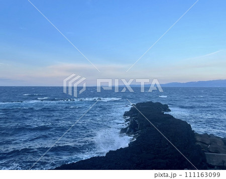 伊豆大島、元町の長根岬から見る風景 111163099