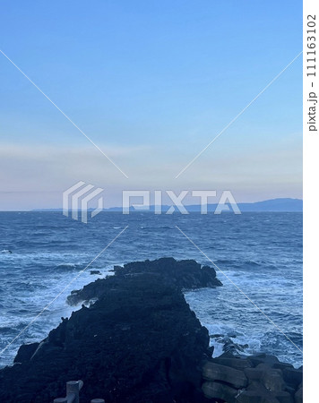 伊豆大島、元町の長根岬から見る風景 111163102