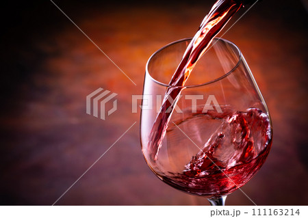 赤ワインを注ぐ 111163214