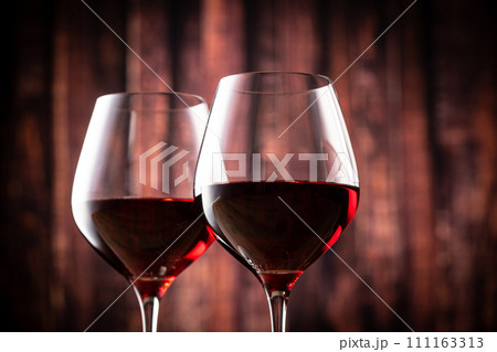 赤ワインで乾杯 111163313