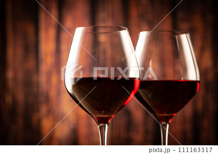 赤ワインで乾杯 赤ワインで乾杯 111163317