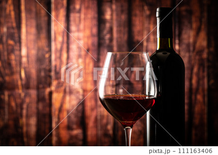 赤ワインとワインボトル 111163406