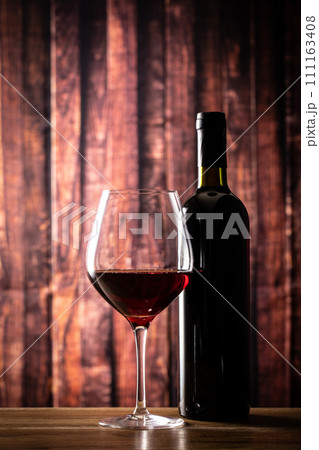 赤ワインとワインボトル 111163408