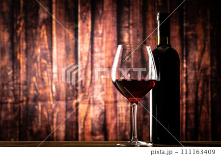 赤ワインとワインボトル 111163409
