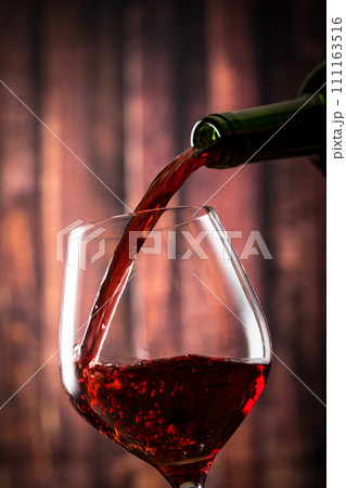 赤ワインを注ぐ 111163516