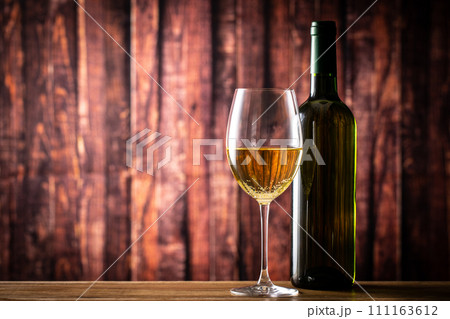 白ワインとワインボトル 111163612