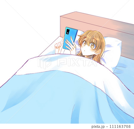 ベッドの中でスマホを見る女性 111163708