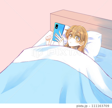 ベッドの中でスマホを見る女性 111163709