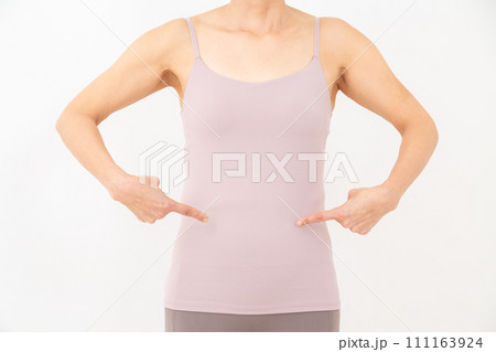 ダイエットで痩せたお腹を指差すミドル女性 ダイエットで痩せたお腹を指差すミドル女性 111163924