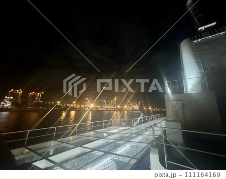 大型客船さるびあ丸から見る夜景 大型客船さるびあ丸から見る夜景 111164169