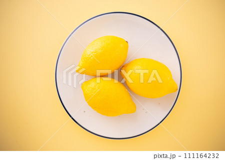 新鮮なレモン 111164232