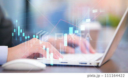 ビジネスイメージ、ノートパソコンで株価をチェック 111164422