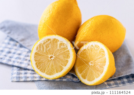 新鮮なレモン 111164524