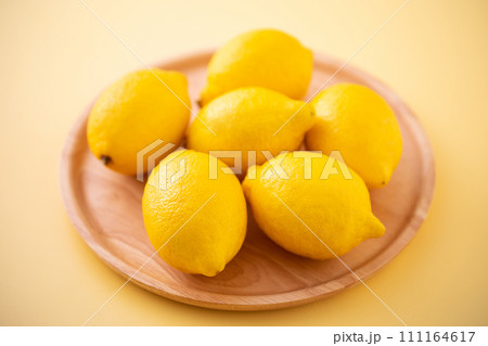 新鮮なレモン 111164617
