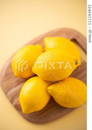 新鮮なレモン 111164642