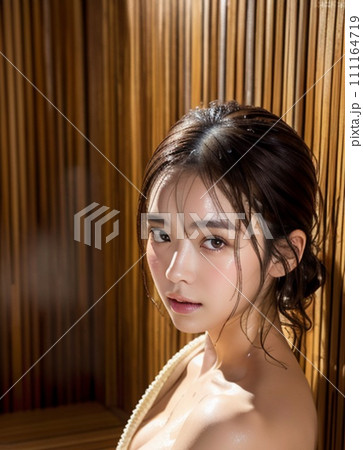 サウナでくつろぐ若い女性 サウナでくつろぐ若い女性 111164719