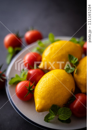 新鮮なレモンとミニトマト 111165284