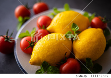 新鮮なレモンとミニトマト 111165285
