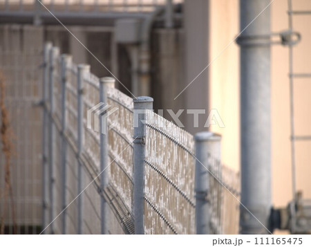 金網のフェンス 111165475