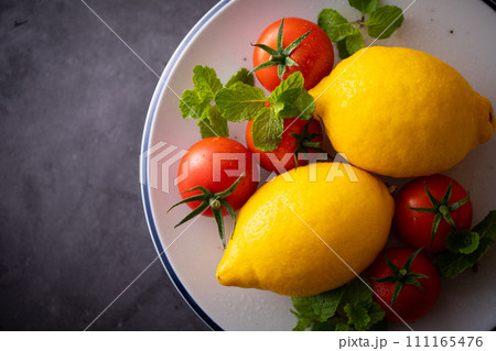新鮮なレモンとミニトマト 111165476