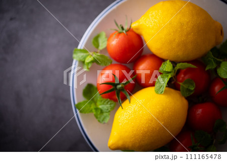 新鮮なレモンとミニトマト 111165478