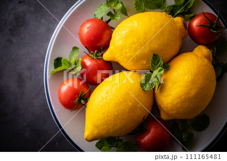 新鮮なレモンとミニトマト 111165481