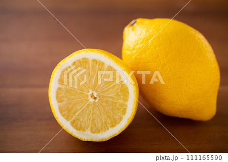 新鮮なレモン 新鮮なレモン 111165590