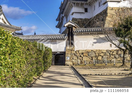 国宝姫路城　油壁と門　兵庫県姫路市 111166058